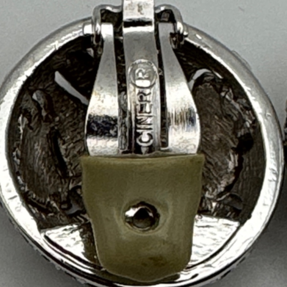 1970s Vintage Ciner clip-on earrings - Picture 4 of 12